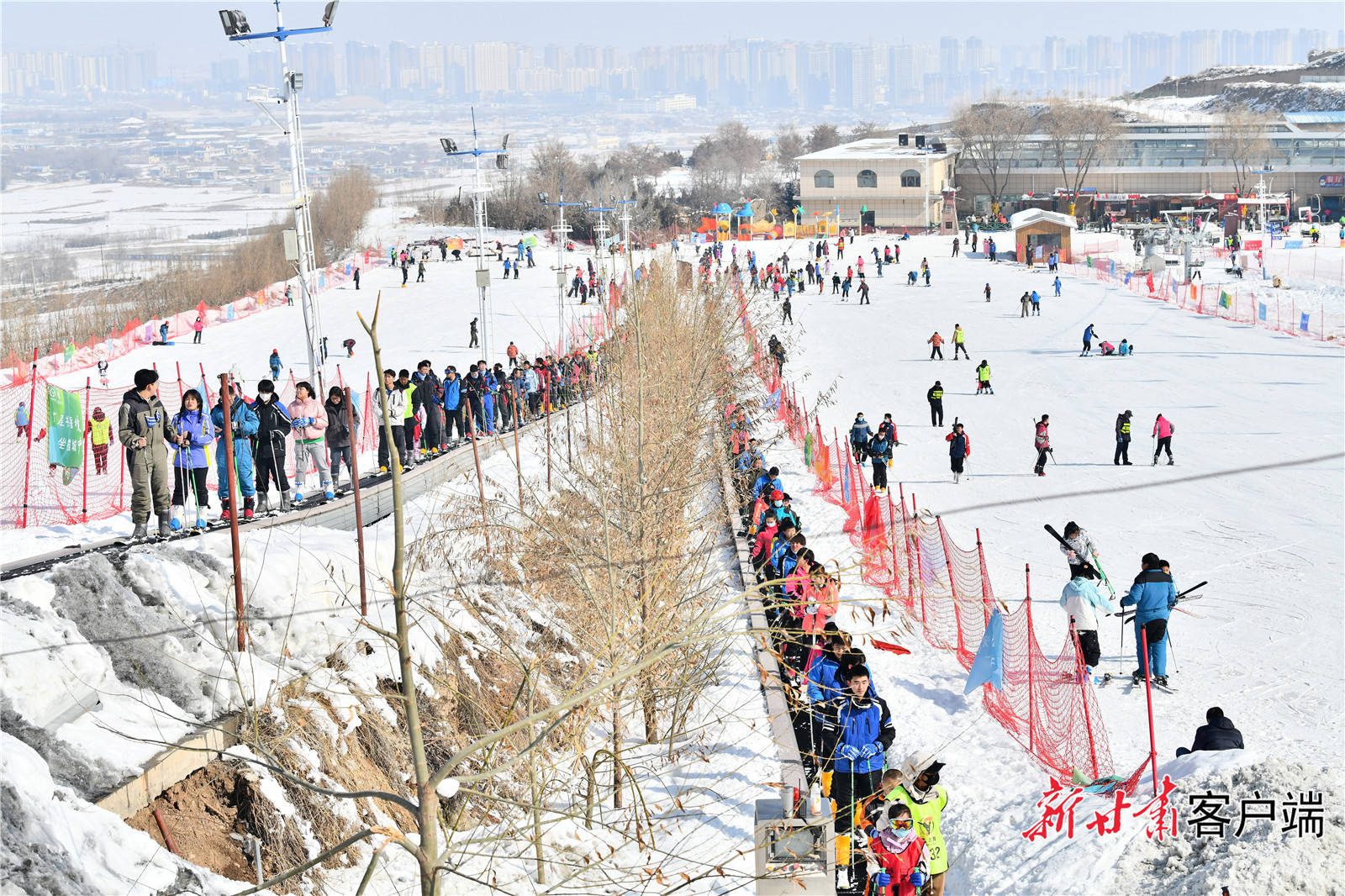 乘风冬奥 兴隆山下热"雪"沸腾_滑雪场_雪板_赛道