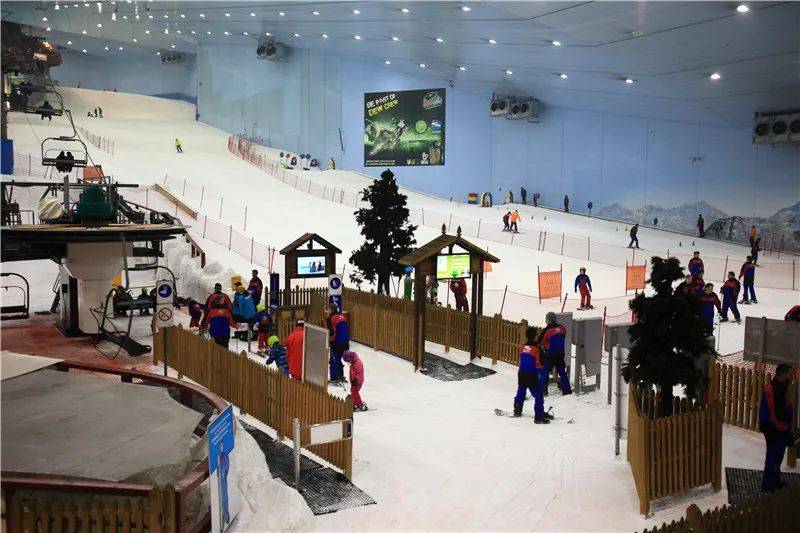 伊朗|环球冰雪丨躲开烈日，中东人穿着长袍玩冰雪