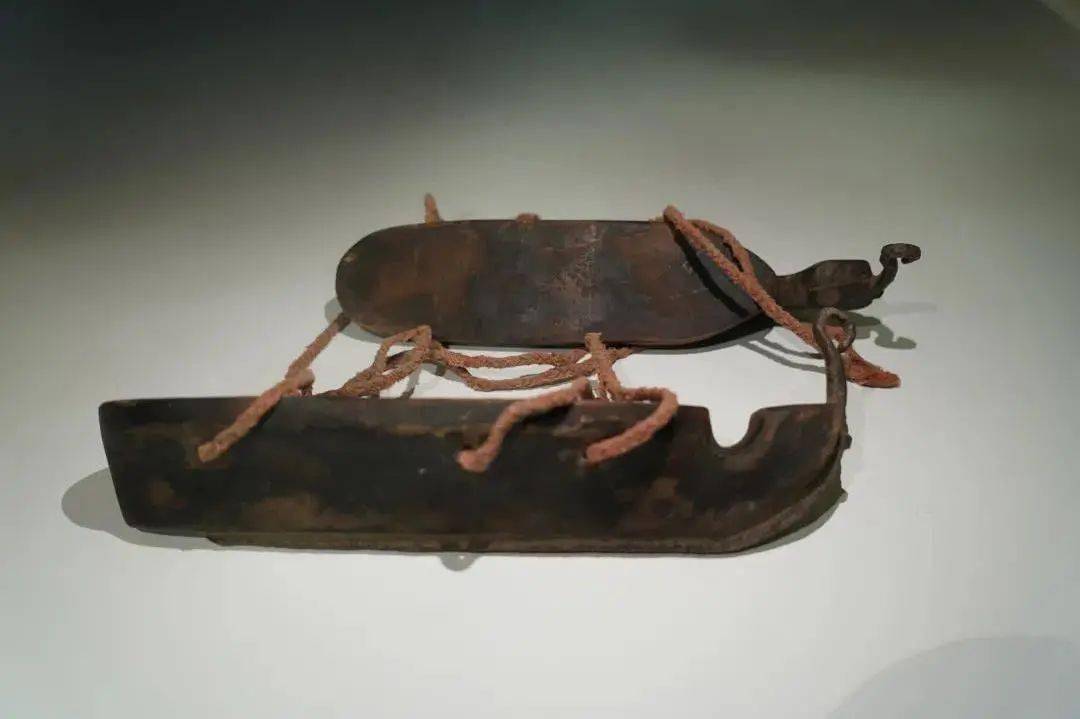 上展出,带领观众穿越历史一件件民间冰雪运动"器材"文物木质冰刀鞋,单