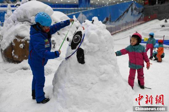 雪地|长沙各雪场堆“冰墩墩”受热捧