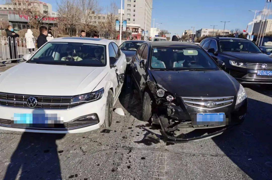 与前方正在排队等信号的蒙d82***丰田牌小型轿车,蒙d9s***大众牌轿车