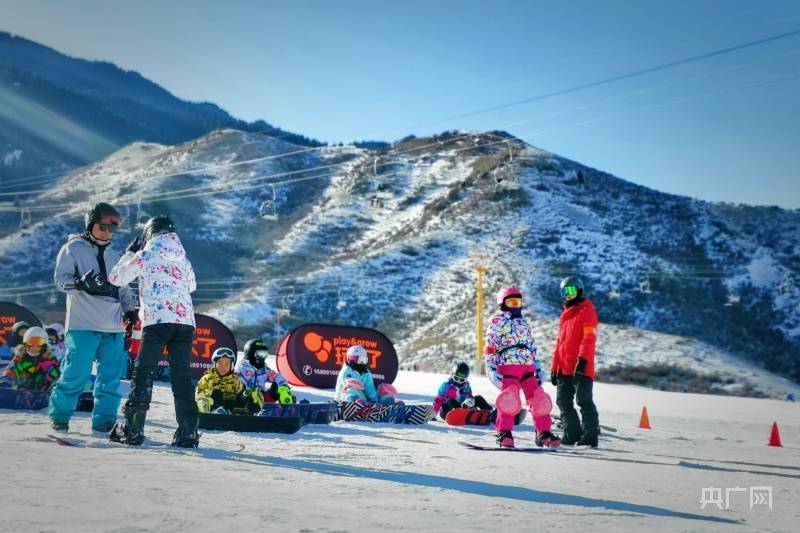 滑雪|乘着冬奥之风 新疆滑雪训练营迎来学习高峰