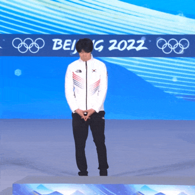 高亭|韩国运动员一个动作后，高亭宇跳上冠军台