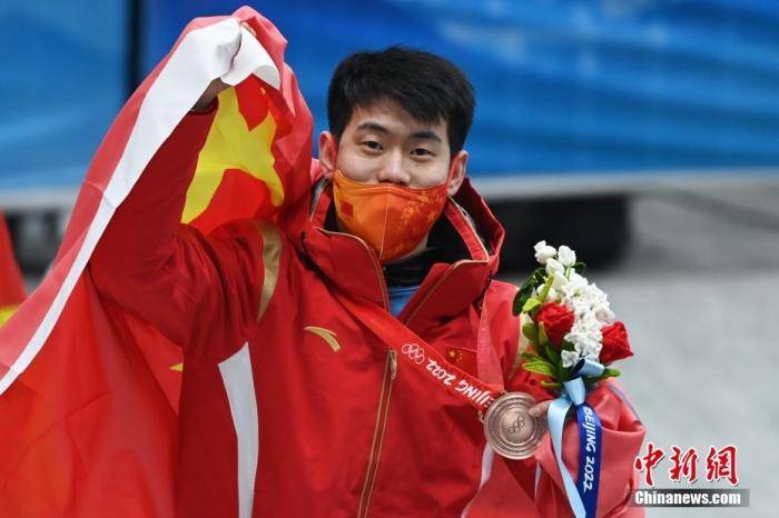 创造历史 闫文港为中国夺得首枚钢架雪车奥运奖牌