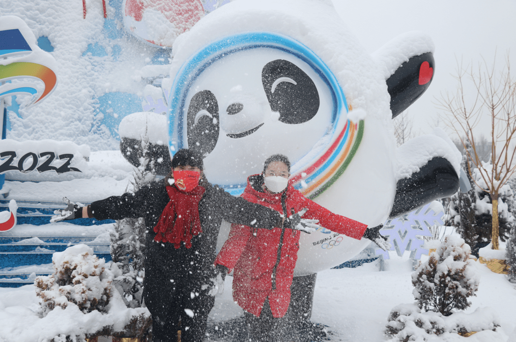 雪景|冬奥城市景观成热门打卡点，跟冰墩墩、雪容融合影得排队