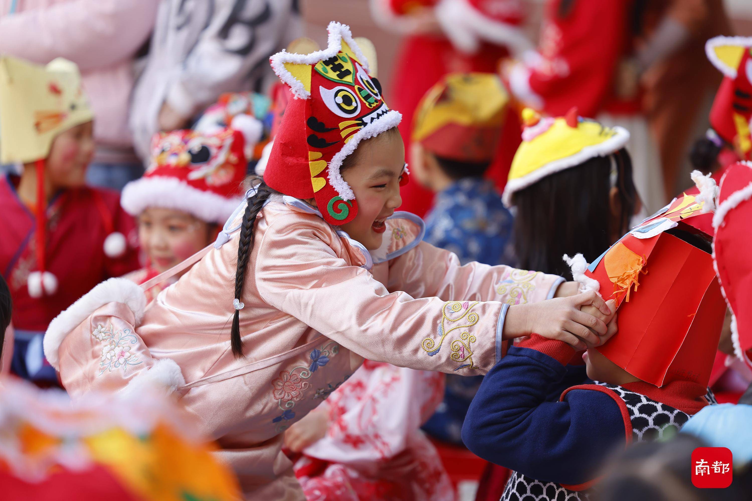 图集:虎年开学首日,中国风萌娃虎头虎脑秀虎帽