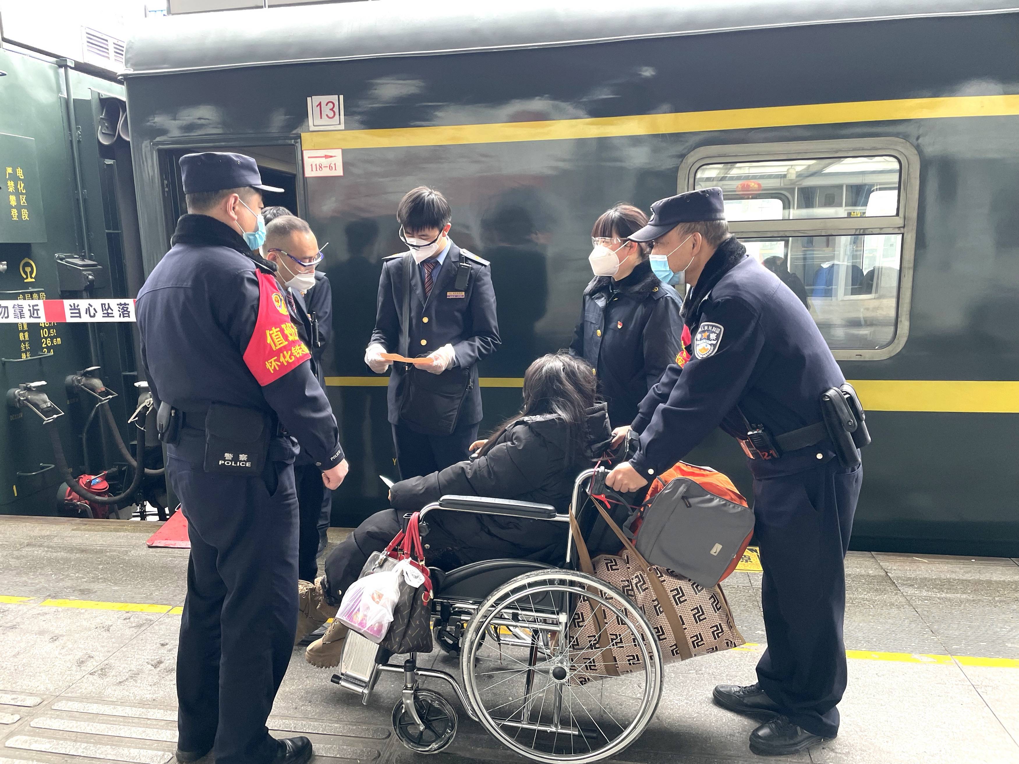 暖心残疾旅客为赶乘列车急出汗水怀化铁警将其送上站台