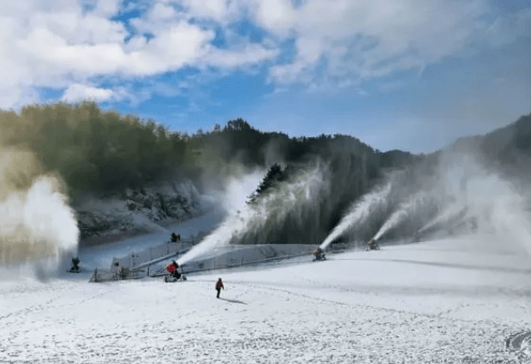 安徽省首个综合类室内冰雪运动馆,内设一个600多平方米的真冰馆,安徽