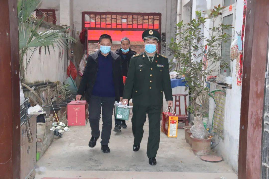 【新闻】河南省内乡县军地领导为立功官兵家庭送喜报_三等功_部队