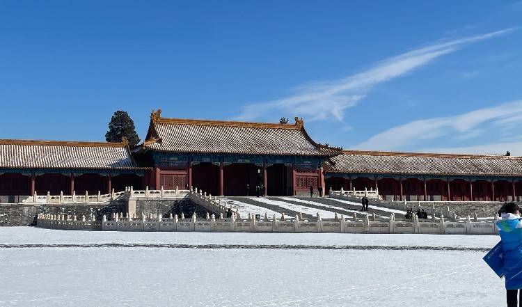 中外媒体踏访故宫里的“冰雪赛场”，观赏冬奥火炬的灵感来源长信宫灯