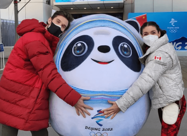开心|加拿大代表团晒照还配上熊猫表情：运动员到处和冰墩墩合影