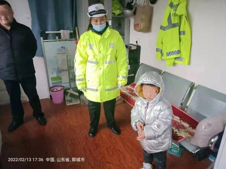 2月13日17时34分许,茌平执勤交警杨延娜在枣乡街与汇鑫路路口执勤时