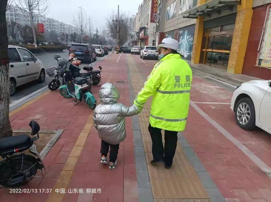 2月13日17时34分许,茌平执勤交警杨延娜在枣乡街与汇鑫路路口执勤时