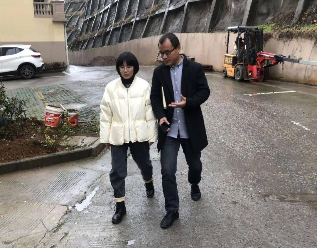 记者走进位于沃洲镇的新昌县知新中学,跟随采访了这位被学生们誉为"遇