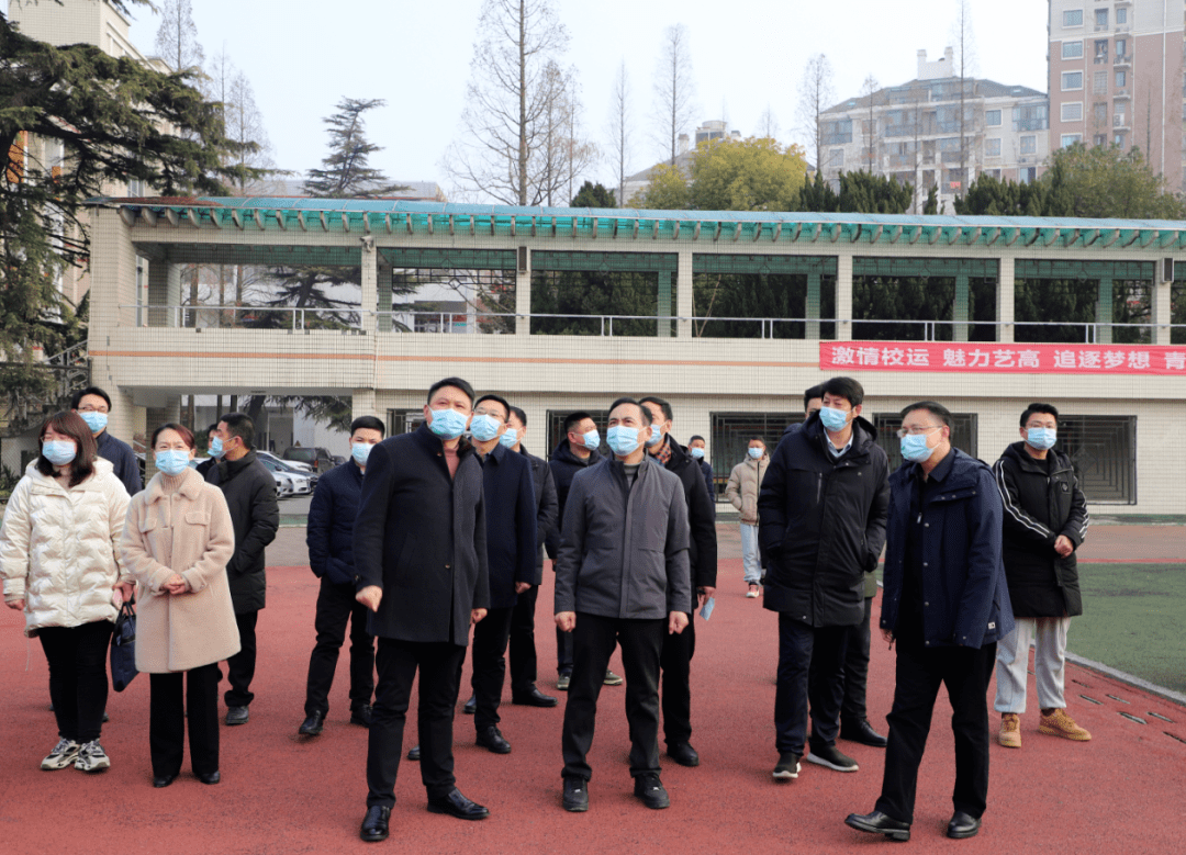 黄勇,秦军一行先后来到原沙市中学,沙市一中,沙市二中(太岳小区),银湖