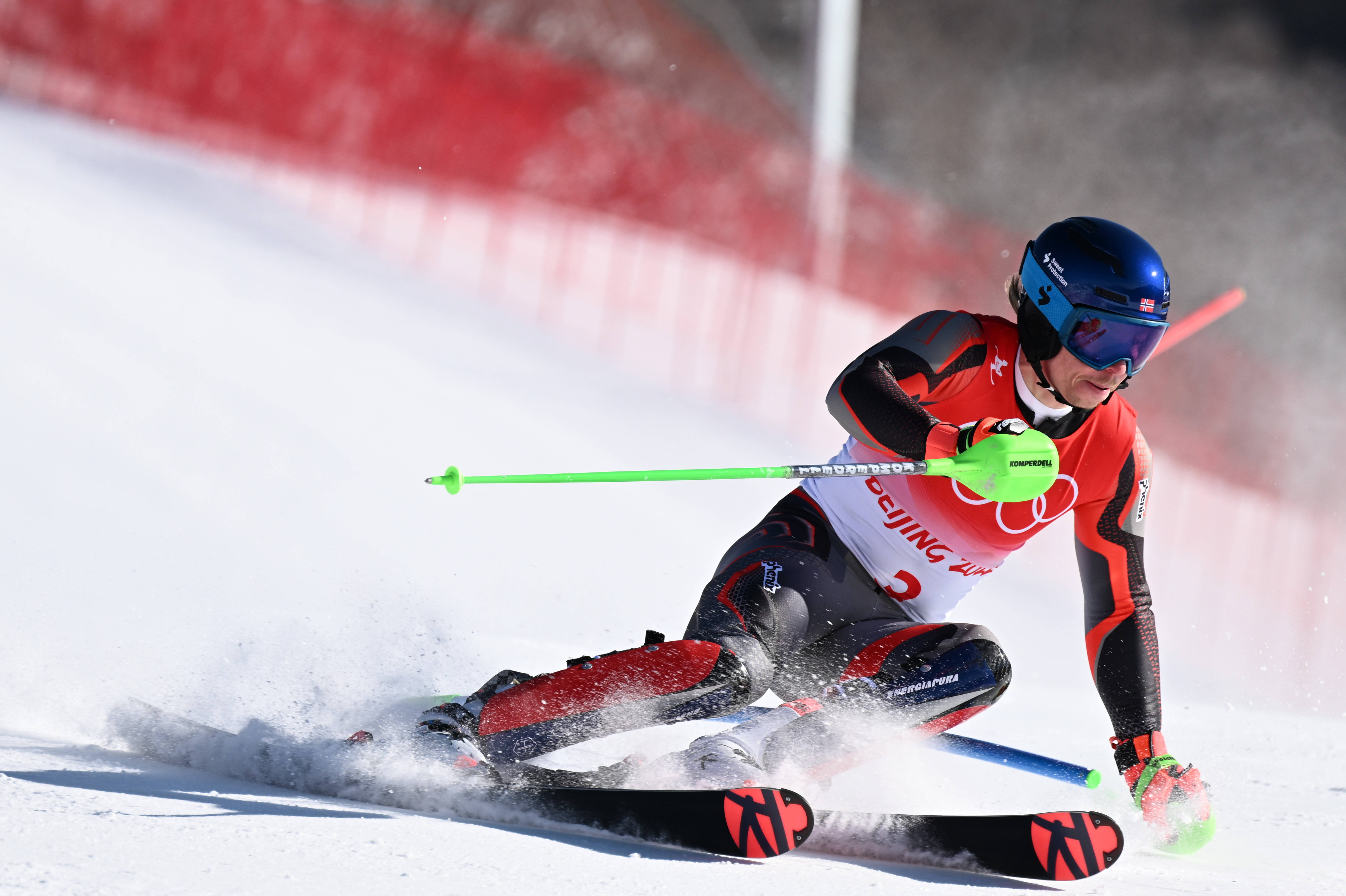 当日,北京2022年冬奥会高山滑雪男子回转项目比赛在延庆国家高山滑雪