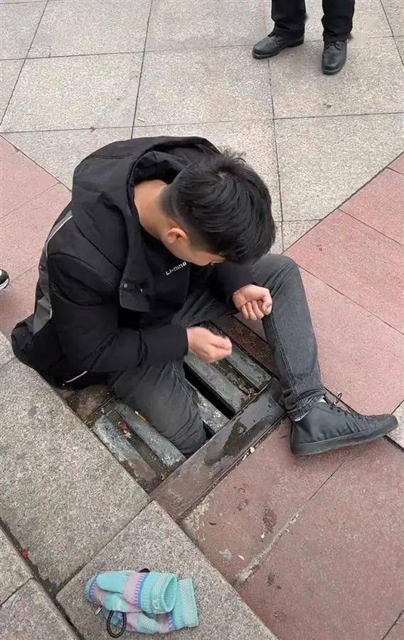 信阳淡定哥酒后踩空腿卡下水道口等救援时竟悠闲吃起了瓜