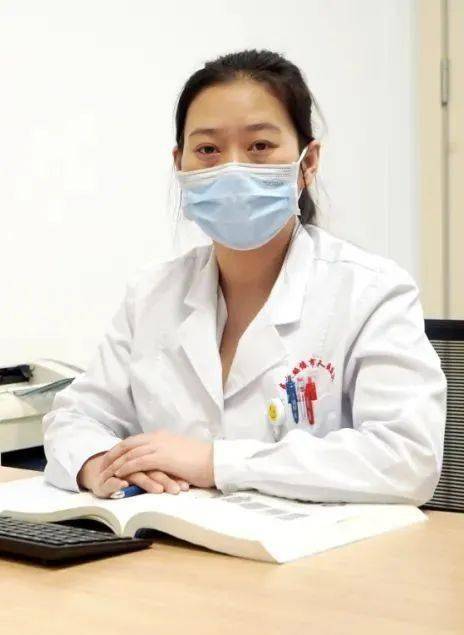 患者佩戴口罩,携带病历本和就诊卡(医保卡),持14日内有效核酸检测证明