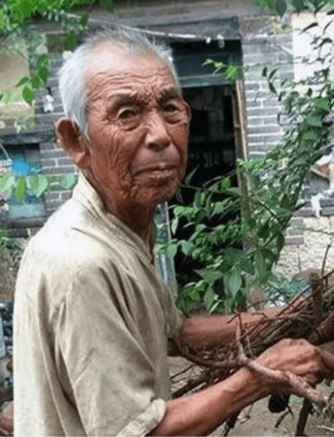 九旬老人刘盛兰拾荒18年被人不解2013年荣获感动中国人物