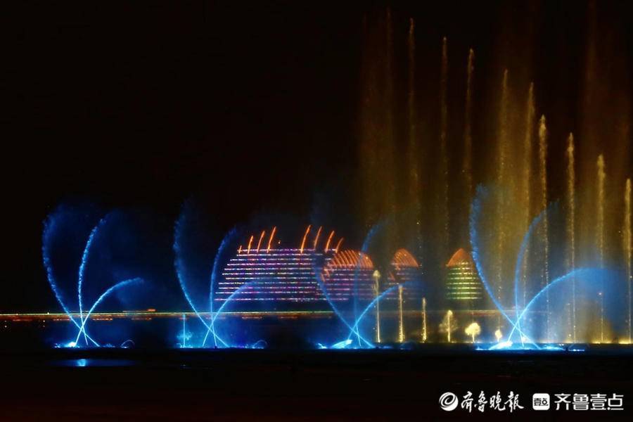 正月十五元宵夜，泰山西湖喷泉涌动、花灯璀璨