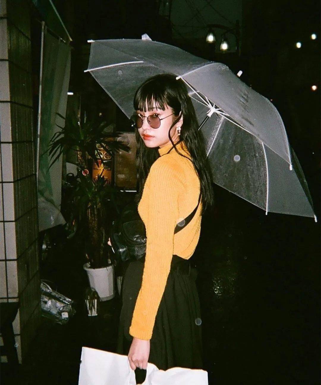 尤其是她不笑的时候,给人一股冷漠的距离感,颇有一种伊藤润二创作的