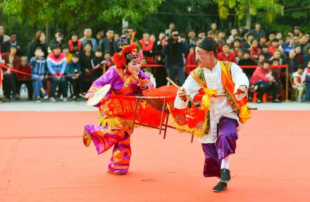 《踢球舞》 吴松树摄《打胸舞》 吴松树摄《火鼎公火鼎婆》 陈容春摄