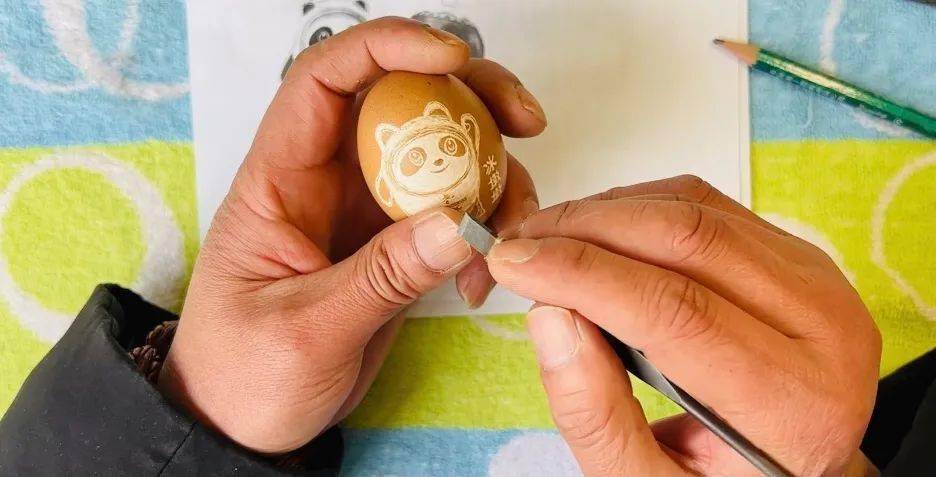 蛋壳雕刻冰墩墩图片
