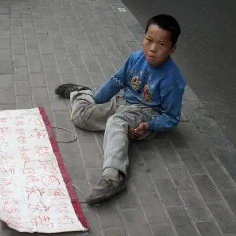 给爸爸讨钱|孩子为给爸爸治病去讨钱却被人认出来是......_男孩_男人_墨镜
