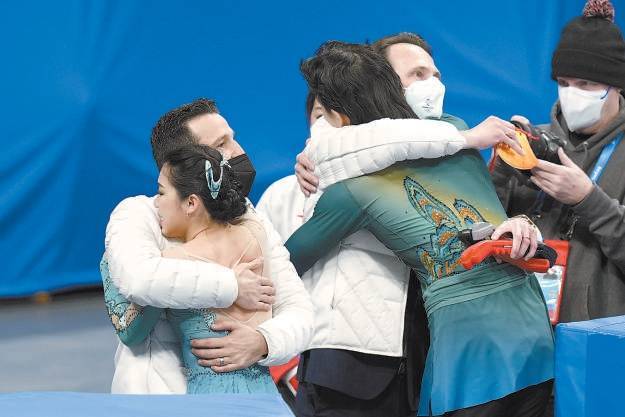 爱凌|奥运选手拥抱 诠释“更团结”