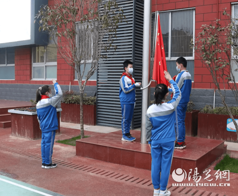 2022年2月16日上午,迎着崭新的晨光,西安市莲湖区机场小学全体师生