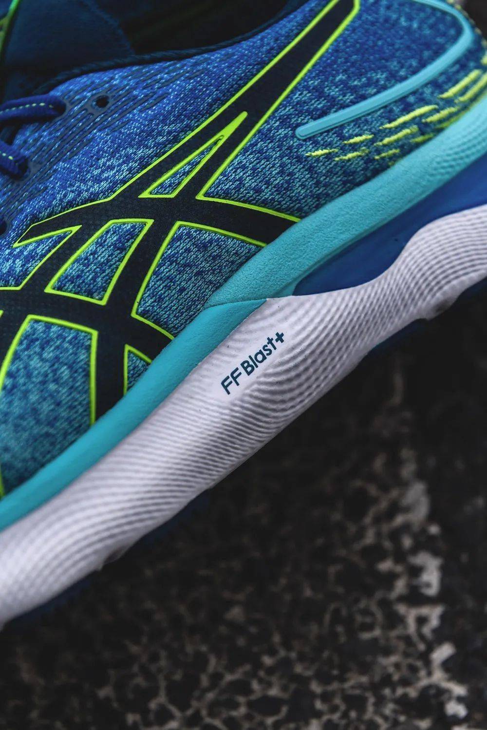 24代的不断迭代后顶级缓震跑鞋gelnimbus迎来新进化