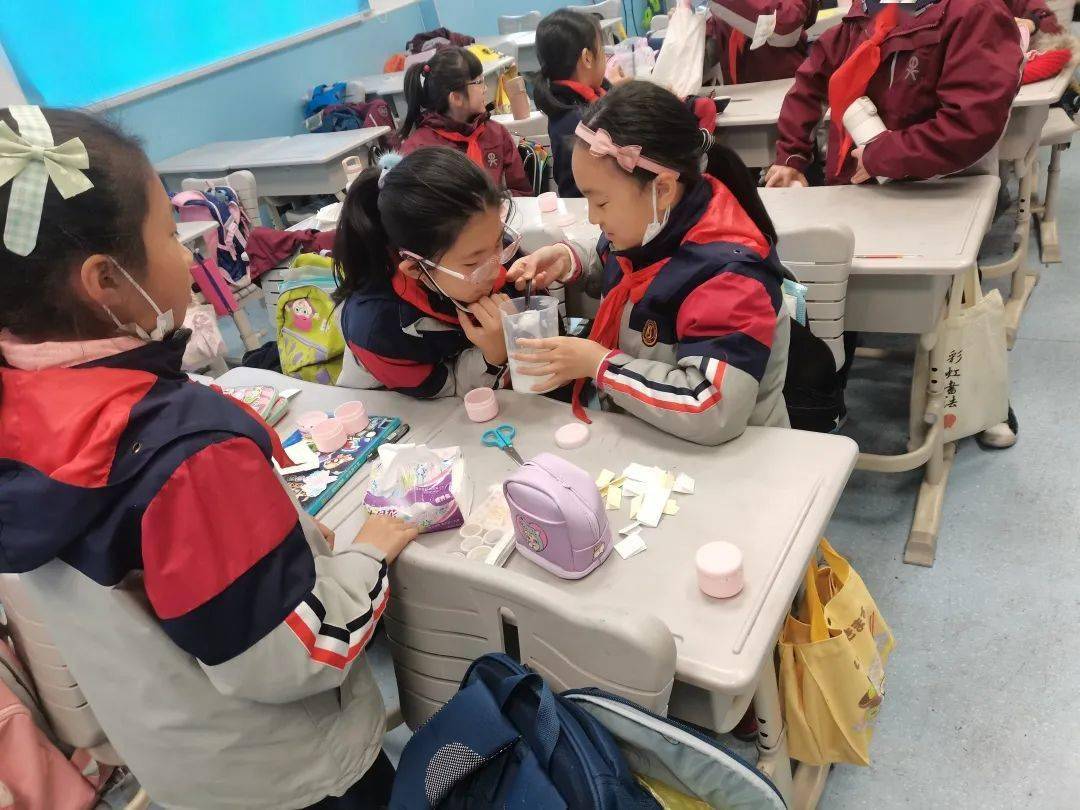 上海控江中学附属民办学校通过学校公示栏,班级公示栏,年级组微信群等