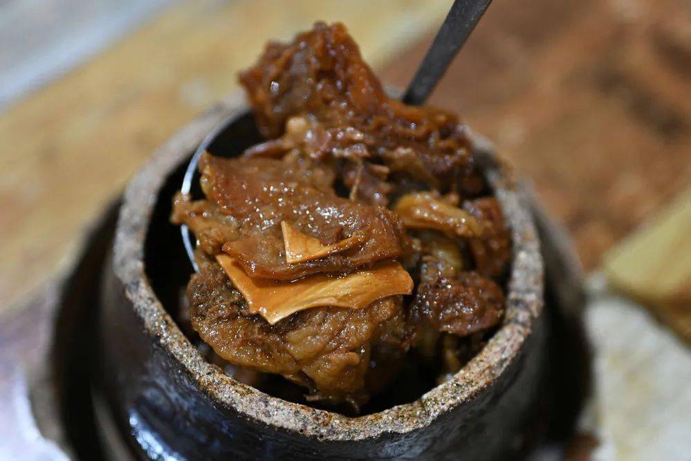 高粱白酒纯高粱酿造的高度白酒这么好的粮食酒,搭配店里的闷罐一口肉