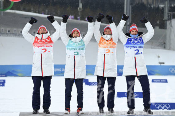 挪威队|北京冬奥会·北欧两项|挪威队夺得北欧两项团体大跳台+4x5公里越野滑雪冠军