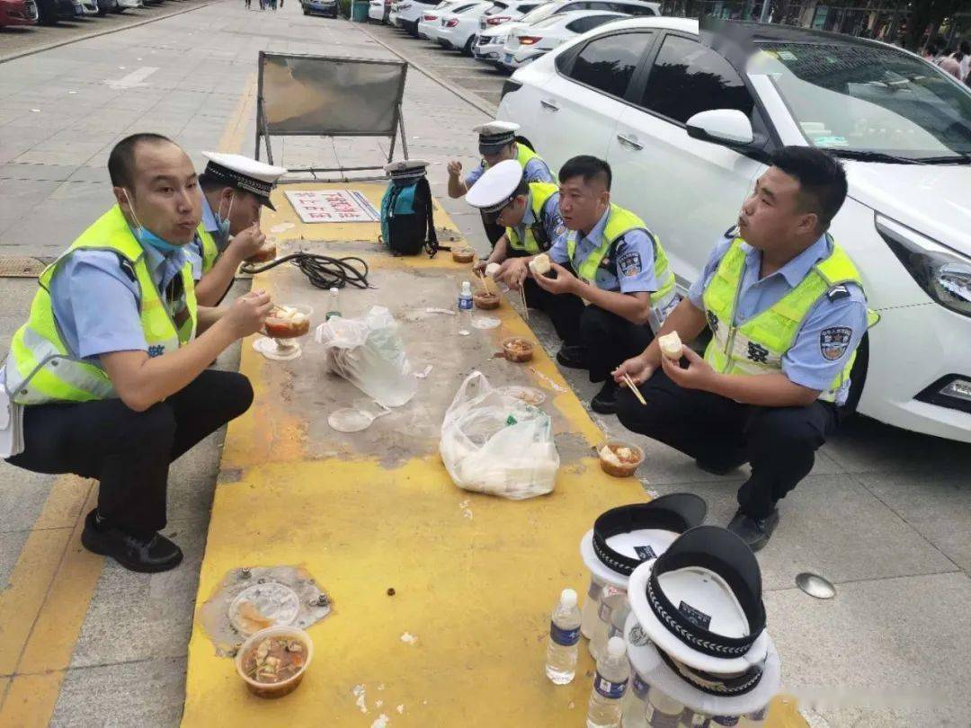 人民警察路边吃饭图片