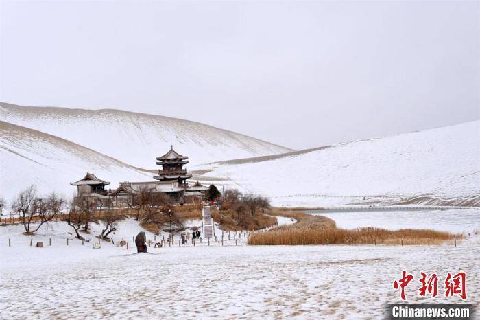 沙雪|敦煌大漠披银装：沙雪交融似一幅水墨山水画