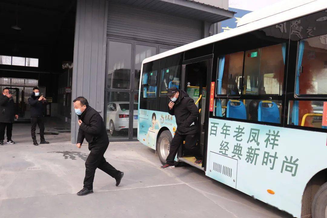 滴滴您定制的消防主题公交车已到站请上车