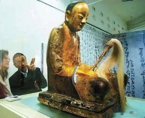 元际禅师是唐代高僧,因身故前停止进食且饮用大量草药汤,圆寂后肉身
