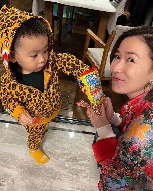 奸计利诱︱佘诗曼点“屈”梁靖琪个仔叫契妈？