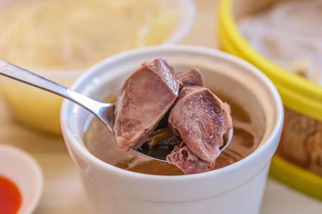 这次点的是滋补的猪心炖罐,添加了枸杞等药材,猪心清理的很干净,没有