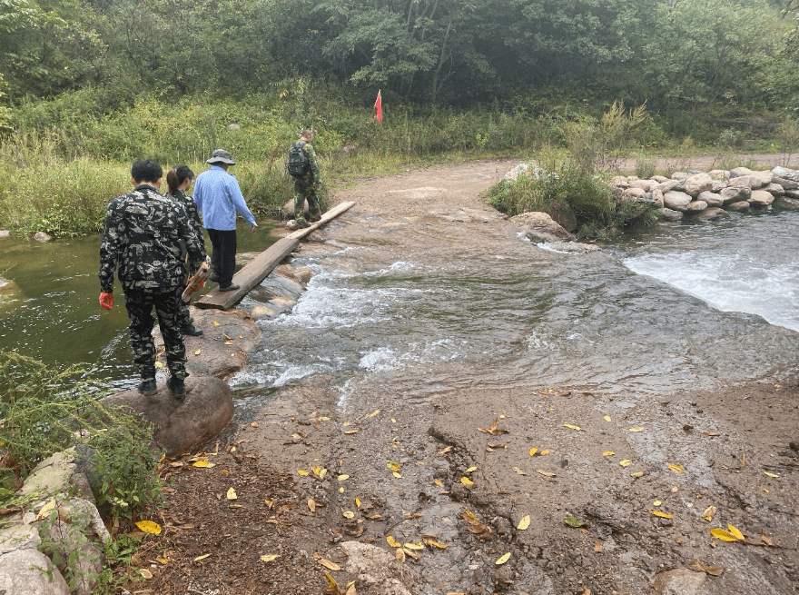 林火|30人团队深入森林查防火，助力冬奥赛区“不冒烟、不起火”