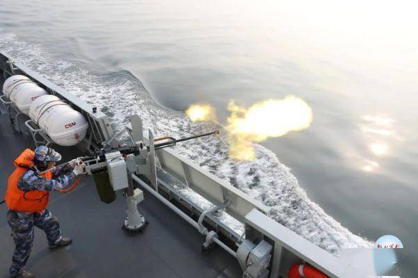 火力全开直击海军平顶山舰超燃实战化训练