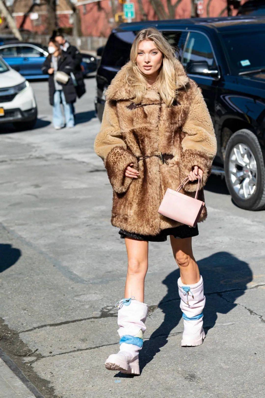 Gene@ 给朱莉的珍珠项链Look跪了,Baby和宋祖儿撞衫谁更美?!开开与新男友浪漫约会【海报街拍】