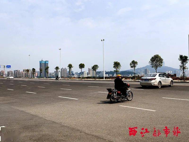 梧州高旺万达广场东侧不允许左转上桥_大桥_路口_小车