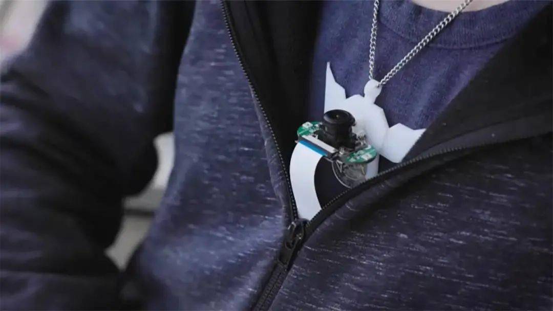 有了这条黑科技项链，用下巴「说话」可能就不远了