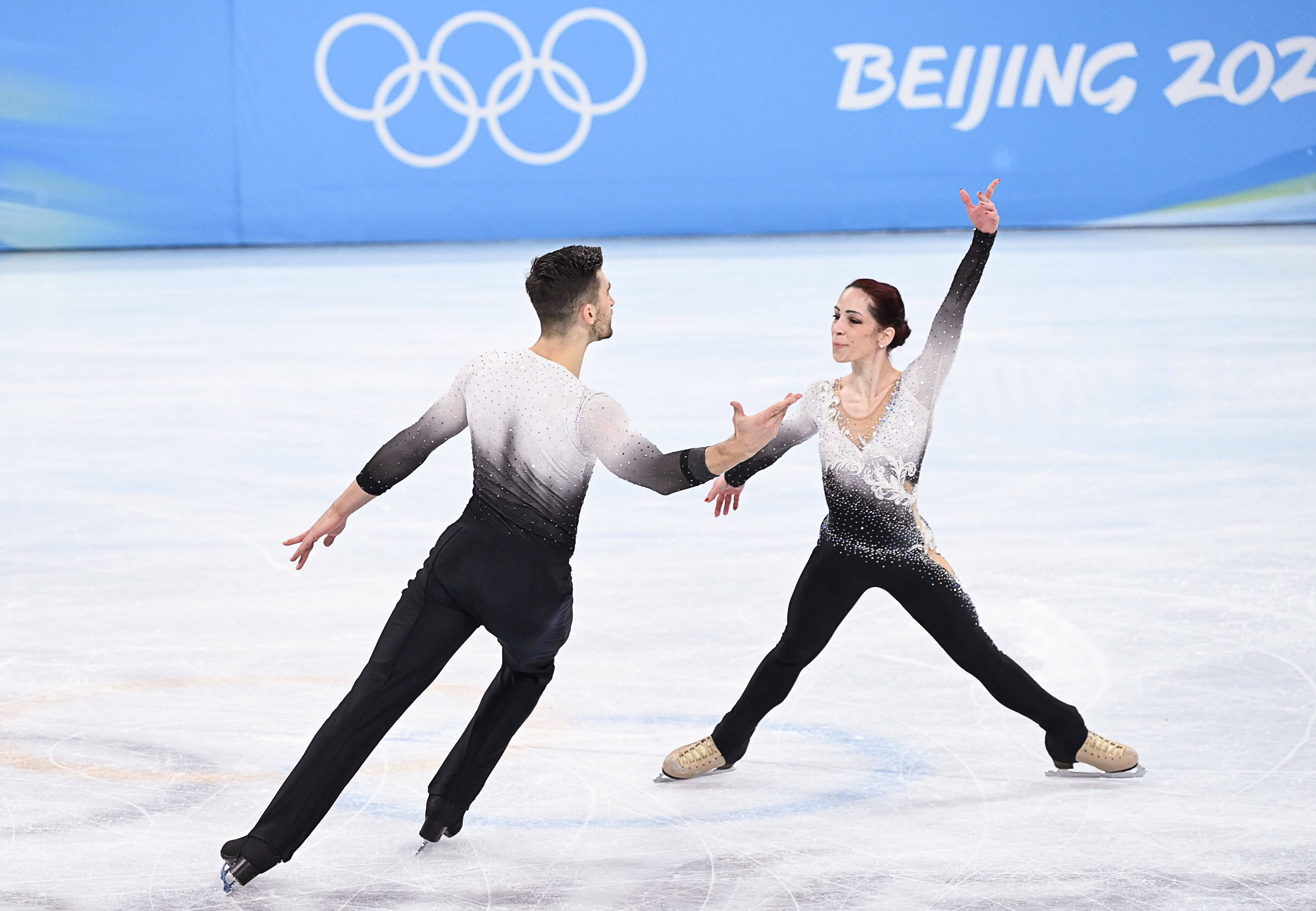 当日,北京2022年冬奥会花样滑冰双人滑自由滑比赛在首都体育馆举行.