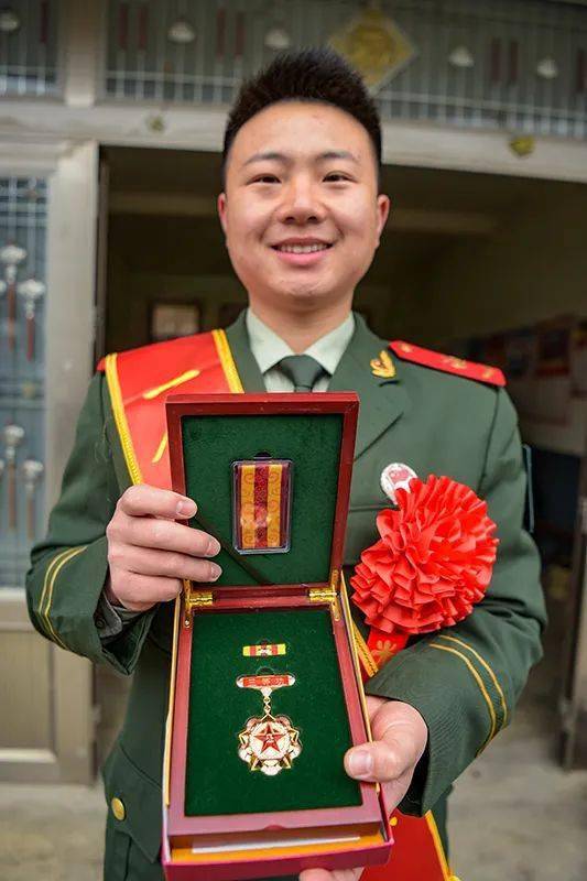 光荣岳西这位现役军人立三等功
