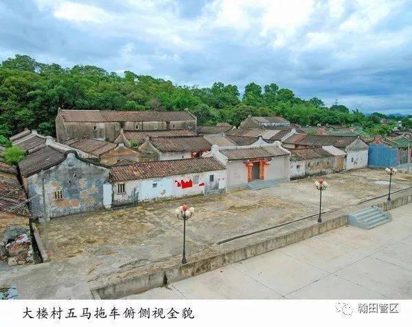 05大楼村前面有三台旷地,半圆形水池加上"五马拖车"主建筑,总占地面积