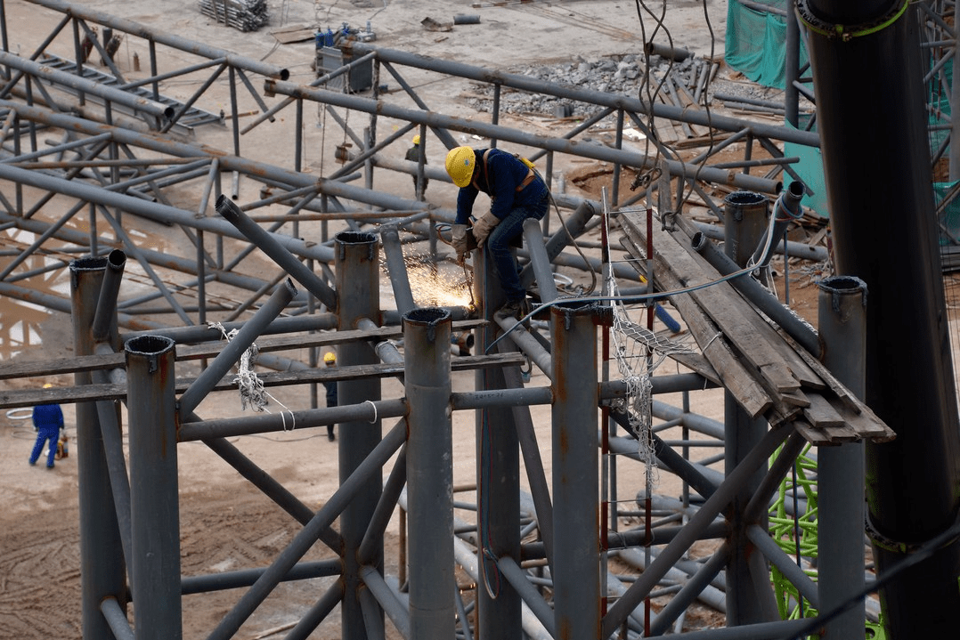 最终用到钢型胎架230多个,其中巨拱支撑架就有1.5万吨