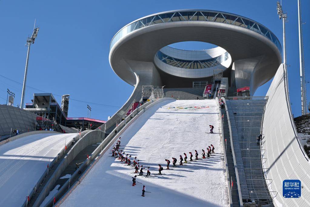 哈尔滨融创滑雪场雪道图片